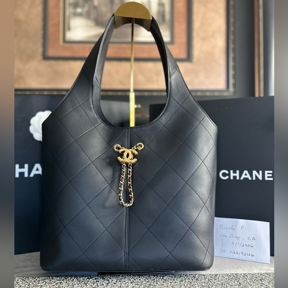 CHANEL (26P) LARGE Shopping Bag Black Calfskin & Gold-Tone Metal - Picture 3 of 17